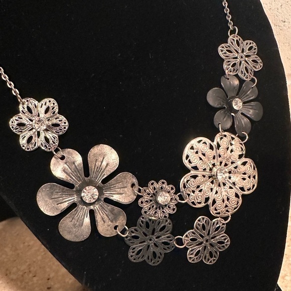 3x25* EUC Jewelry Bundle of 5. Flowered Necklace, Flower Earrings, Bracelets (3) - Picture 6 of 11